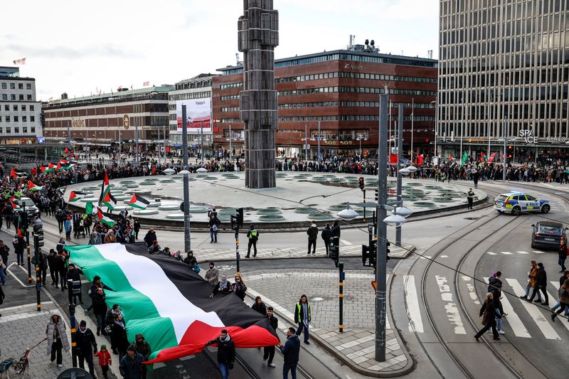 &copy; Reuters. محتجون يشاركون في مظاهرة في ستوكهولم بالسويد يوم 17 فبراير شباط 2024 للمطالبة بوقف إطلاق النار في قطاع غزة واستبعاد إسرائيل من مسابقة (يوروفيج