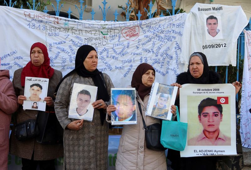 &copy; Reuters. أفراد عائلات أشخاص فقدوا في البحر المتوسط يحملون صور أقاربهم المفقودين خلال احتجاج في تونس العاصمة في السادس من فبراير شباط 2024. تصوير: جهاد 