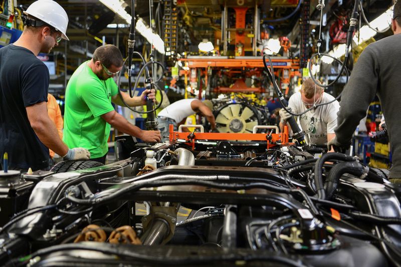 &copy; Reuters. Workers assemble a Ford truck at the new Louisville Ford truck plant in Louisville, Kentucky, U.S. September 30, 2016.  REUTERS/Bryan Woolston/File Photo