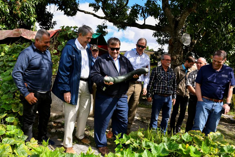 &copy; Reuters. Members of the National Association of State Departments of Agriculture (NASDA) from the U.S. visit a farm cooperative on the outskirts of Havana, Cuba, February 21, 2024. REUTERS/Norlys Perez  