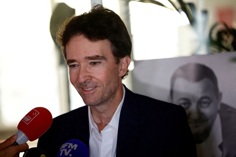 &copy; Reuters. FILE PHOTO: Antoine Arnault, overseeing Image and Environment for LVMH, talks to journalists, next to a poster with a portrait of late French comic Coluche, during a joint press conference at the headquarters of the charity food distribution Association "