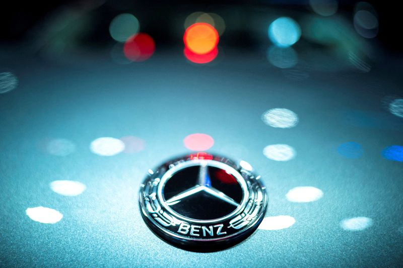 &copy; Reuters. Il logo di Mercedes-Benz al 43° Salone internazionale dell'automobile di Bangkok, 22 marzo 2022. REUTERS/Athit Perawongmetha