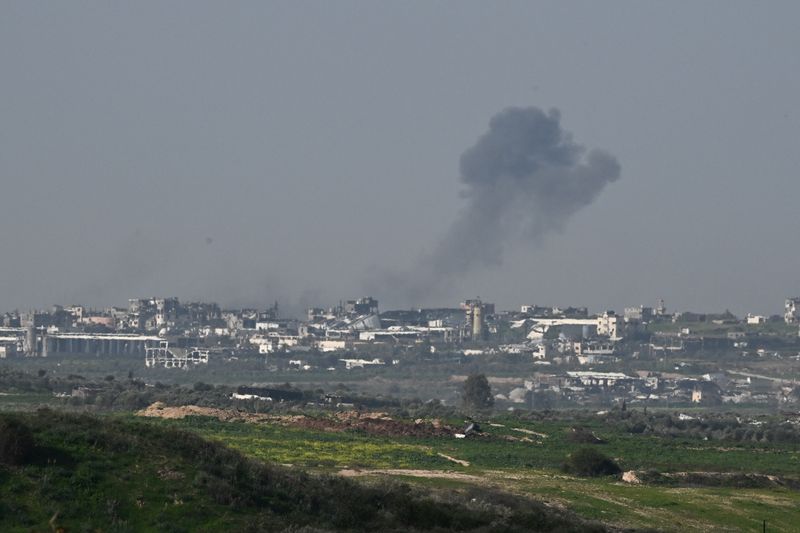&copy; Reuters. Foto de humo elevándose sobre Gaza 
Febr 13, 2024. REUTERS/Dylan Martinez/