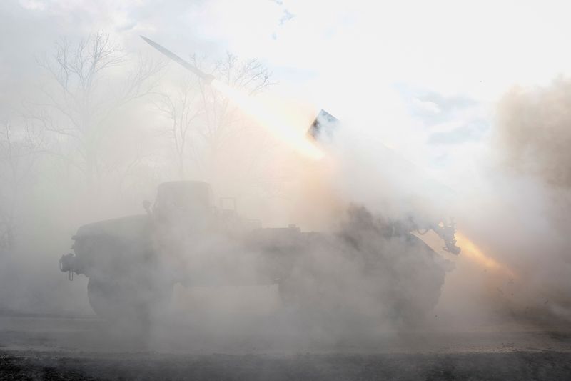 © Reuters. FILE PHOTO: Ukrainian servicemen of the 59th Separate Motorised Infantry Brigade of the Armed Forces of Ukraine fire a BM-21 Grad multiple launch rocket system towards Russian troops near a frontline, amid Russia's attack on Ukraine, at an undisclosed location in the Donetsk region, Ukraine February 4, 2024. REUTERS/Alina Smutko/File Photo