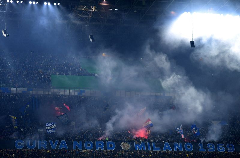 &copy; Reuters. Feb 4, 2024 
Foto de archivo de hinchas del Inter de Milan celebrando un triunfo de su equipo ante la Juventus en el estadio San Siro. 
REUTERS/Daniele Mascolo/