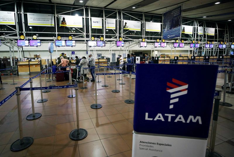 &copy; Reuters. FILE PHOTO: Passengers wait to check in for their flights at the departures area of Latam airlines inside the international airport in Santiago, Chile  August 16, 2018. REUTERS/Rodrigo Garrido/File Photo