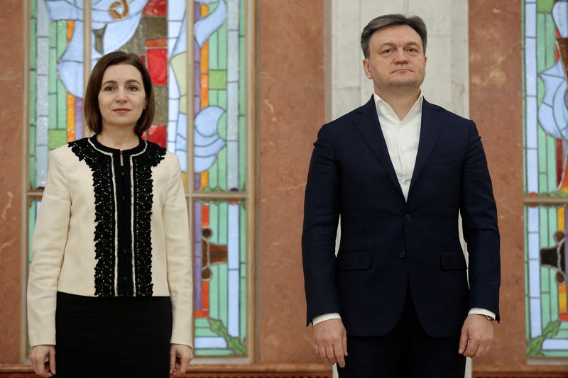 © Reuters. FILE PHOTO: Moldova's President Maia Sandu and Prime Minister Dorin Recean attend a ceremony installing newly appointed Foreign Minister Mihai Popsoi in the office in Chisinau, Moldova, January 29, 2024. REUTERS/Vladislav Culiomza/File Photo