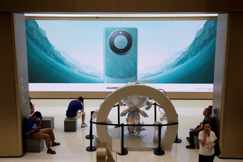 © Reuters. FILE PHOTO: An advertisement for Huawei's Mate 60 series smartphones is seen at a Huawei store in Shanghai, China September 8, 2023. REUTERS/Aly Song