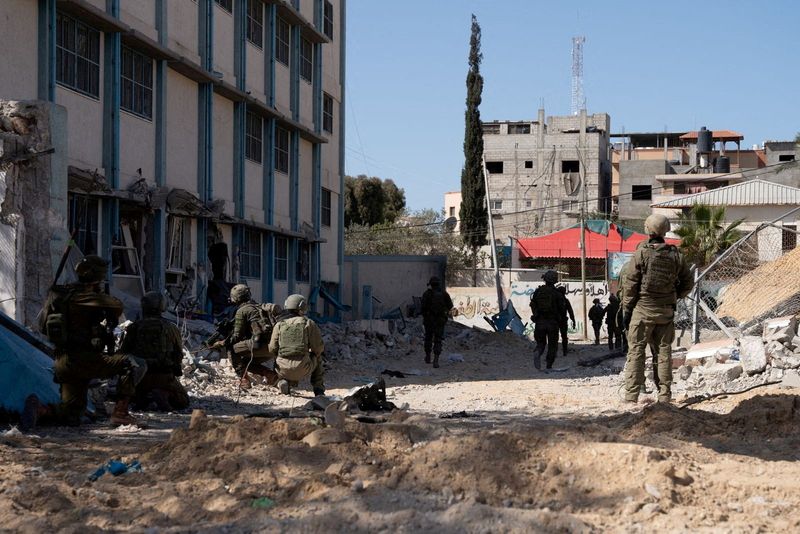 © Reuters. FILE PHOTO: Israeli soldiers operate, amid the ongoing conflict between Israel and the Palestinian Islamist group Hamas, in a location given as Nasser Hospital in Gaza in this picture released on February 18, 2024.  Israel Defense Forces/Handout via REUTERS
