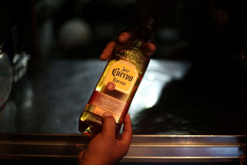 © Reuters. FILE PHOTO: A man receives a bottle of Jose Cuervo Tequila in Mexico City, Mexico, February 8, 2017.  REUTERS/Edgard Garrido/File Photo