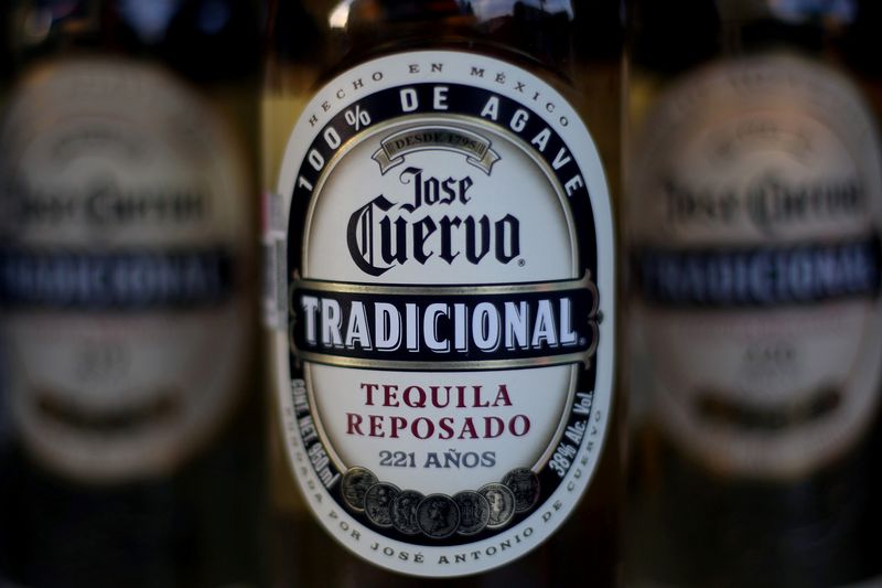 &copy; Reuters. FOTO DE ARCHIVO: Botellas de tequila José Cuervo descansan en un estante en Ciudad de México, México. 8 de febrero de 2017. REUTERS/Edgard Garrido