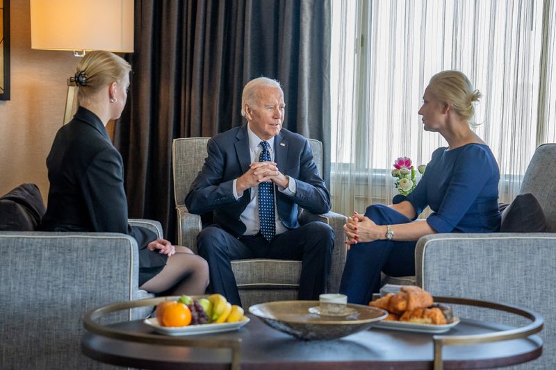 © Reuters. U.S. President Joe Biden speaks with Yulia Navalnaya and Dasha Navalnaya, the wife and daughter of Alexei Navalny, the Russian opposition leader who died last week in a prison camp, in San Francisco, California U.S. February 22, 2024. The White House/Handout via REUTERS