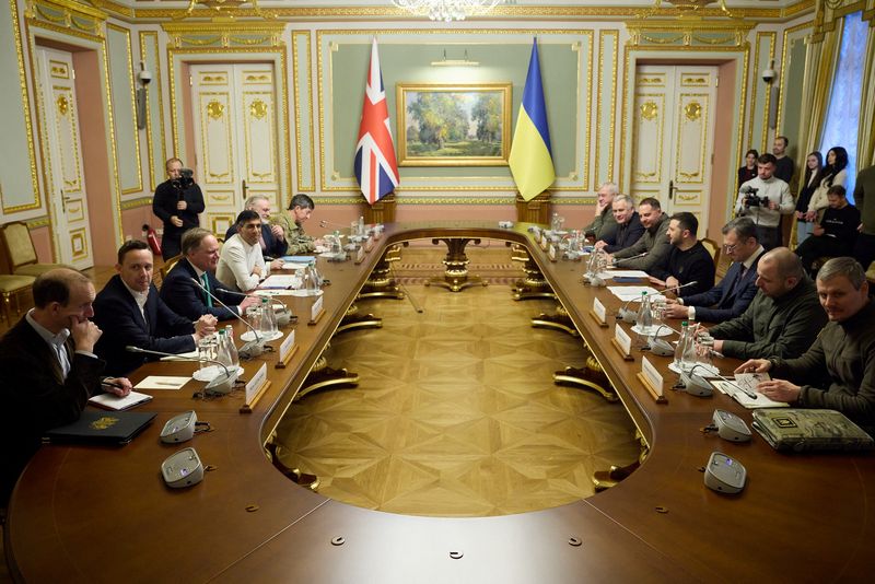 &copy; Reuters. 英政府は２２日、５０以上の個人・団体を対象とした新たな対ロシア制裁を発表した。写真は英ウクライナ首脳会談の様子。１月キーウで撮影。ウクライナ大統領府提供（２０２４年　ロイ