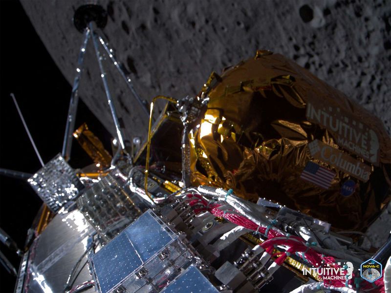 © Reuters. Intuitive Machines' Odysseus spacecraft passes over the near side of the Moon following lunar orbit insertion on February 21, 2024, in this handout image released February 22, 2024.    Intuitive Machines/Handout via REUTERS