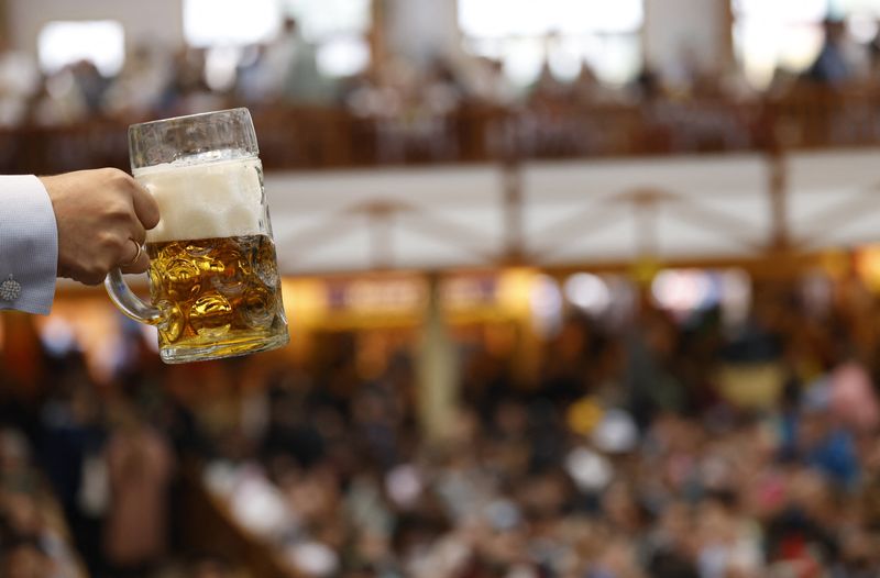 © Reuters. A person holds a pint of beer during the official opening the world's largest beer festival, the 187th Oktoberfest in Munich, Germany, September 17, 2022. REUTERS/Michaela Rehle/ File Photo