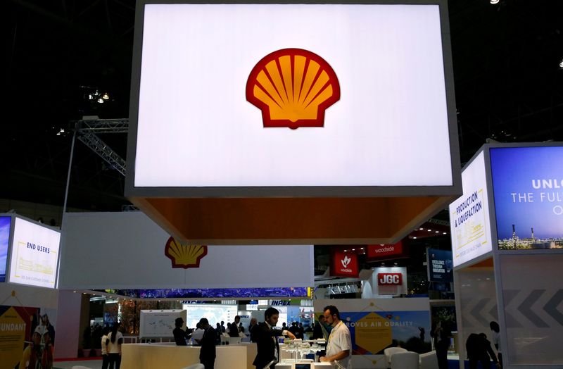 &copy; Reuters. Staff members work at the booth of Royal Dutch Shell at Gastech, the world's biggest expo for the gas industry, in Chiba, Japan, April 4, 2017.    REUTERS/Toru Hanai/ File Photo