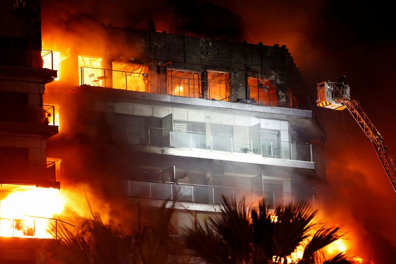 &copy; Reuters. Bomberos durante el incendio de un edificio en Valencia, 22 de febrero de 2024. REUTERS/Eva Manez