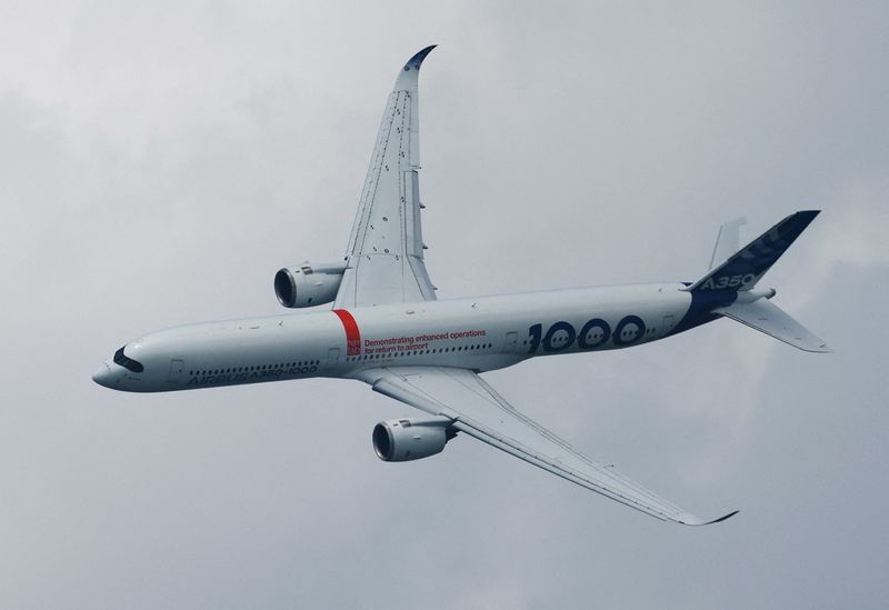 &copy; Reuters. FILE PHOTO: An Airbus A350-1000 flies during an aerial display at the Singapore Airshow at Changi Exhibition Centre in Singapore, February 20, 2024. REUTERS/Edgar Su/File Photo