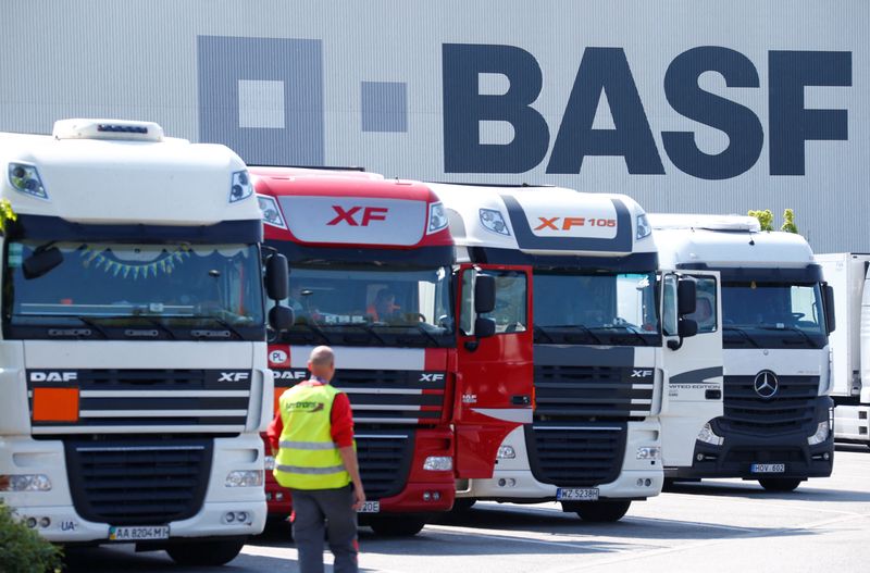 &copy; Reuters. FOTO DE ARCHIVO: Camiones aparcados frente a un almacén de la empresa química alemana BASF en Ludwigshafen. 23 de abril de 2015.  REUTERS/Ralph Orlowski