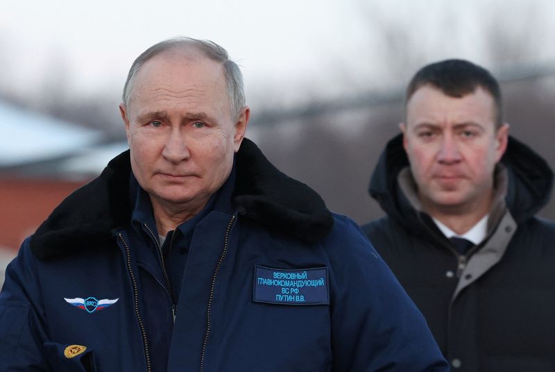 &copy; Reuters. الرئيس الروسي فلاديمير بوتين يستعد لاستقلال طائرة مقاتلة محدثة قادرة على حمل أسلحة نووية بمنطقة كازان في روسيا يوم الخميس . صورة لرويترز من 