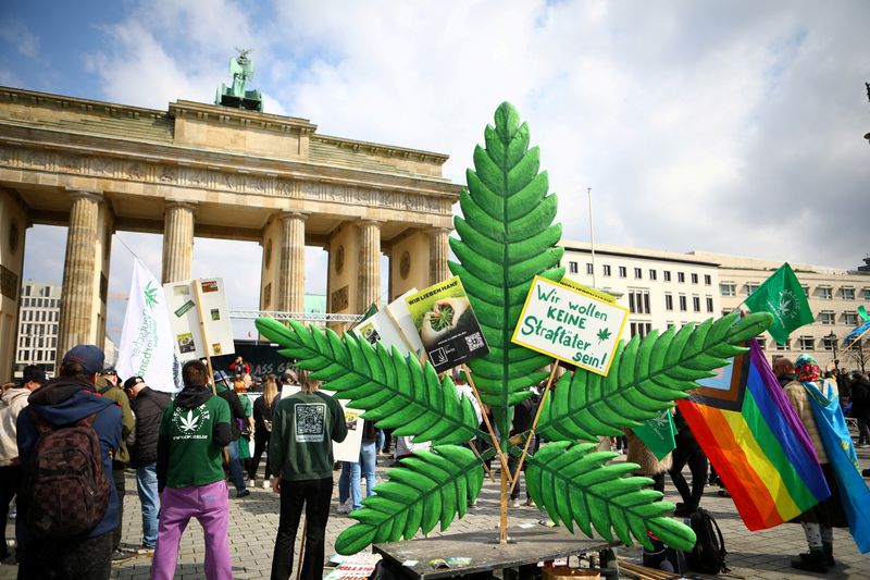 &copy; Reuters. FOTO DE ARCHIVO: Personas reunidas para el "Día Mundial del Porrero", una manifestación en la que se fuma en grupo por la despenalización inmediata del cannabis, en Berlín, Alemania. 20 de abril 2023. REUTERS/Nadja Wohlleben