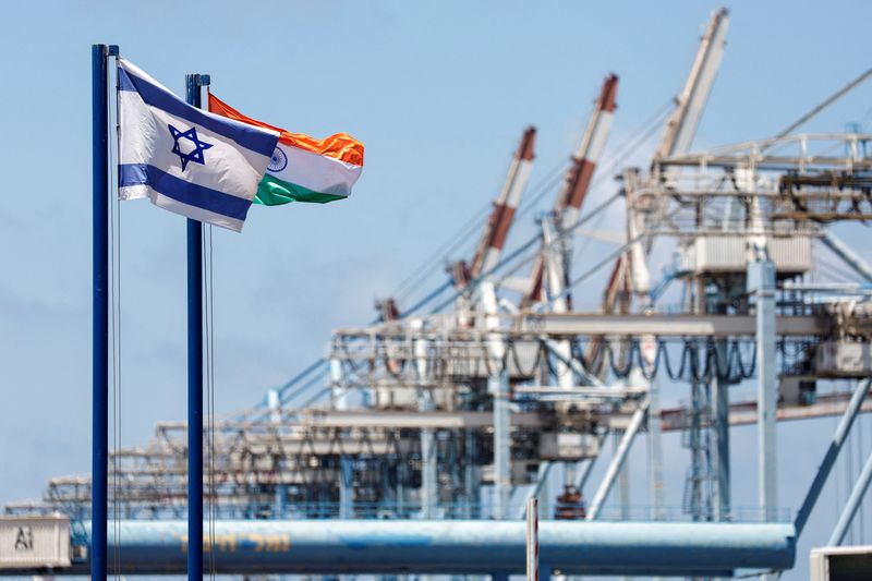 &copy; Reuters. العلمان الإسرائيلي والهندي يرفرفان في ميناء حيفا بإسرائيل في صورة من أرشيف رويترز.
