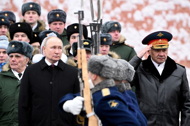 © Reuters. Russia's President Vladimir Putin and Defence Minister Sergei Shoigu watch honour guards passing by after a wreath laying ceremony marking Defender of the Fatherland Day at the Tomb of the Unknown Soldier by the Kremlin Wall in Moscow, Russia, February 23, 2024. Sputnik/Sergei Savostyanov/Pool via REUTERS