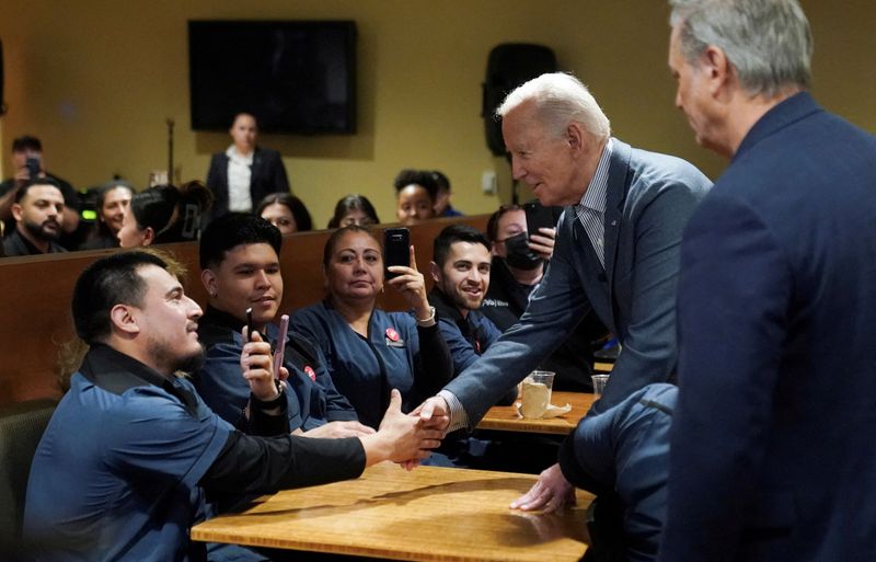 &copy; Reuters. FILE PHOTO: U.S. President Joe Biden meets with members of the culinary workers union in Las Vegas, Nevada, U.S., February 5, 2024.  REUTERS/Kevin Lamarque