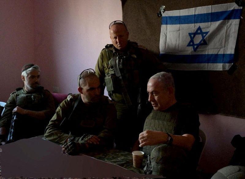 &copy; Reuters. Il primo ministro israeliano Benjamin Netanyahu visita la Striscia di Gaza, durante una tregua temporanea tra Hamas e Israele, in questa foto ottenuta da Reuters il 26 novembre 2023. Avi Ohayon/GPO/Handout via REUTERS