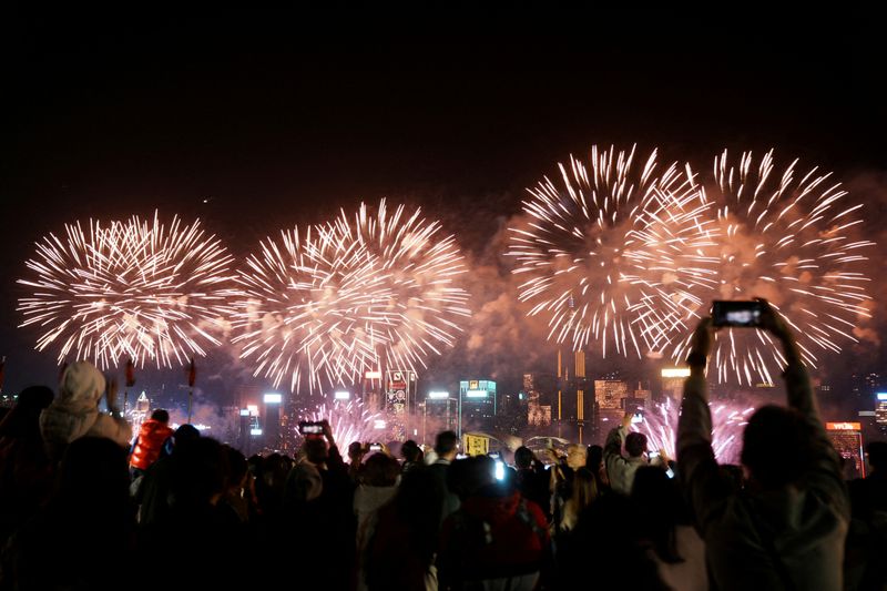 &copy; Reuters. FILE PHOTO: Fireworks explode over the Victoria Harbour on the second day of the Lunar New Year of the Dragon, in Hong Kong, China February 11, 2024. REUTERS/Lam Yik/File Photo