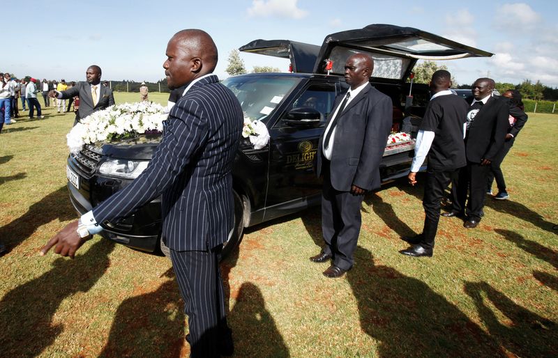 &copy; Reuters. سيارة تحمل جثمان العداء الكيني الراحل كيفلن كيبتوم حامل الرقم القياسي العالمي لسباق الماراثون، الذي توفي في حادث سير، تمهيدا لمراسم جنازته