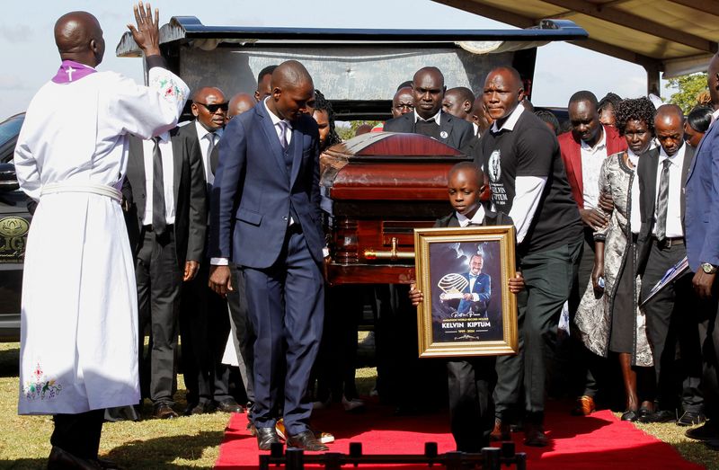 Herói queniano da maratona, Kiptum é homenageado em funeral como talento único e homem de família