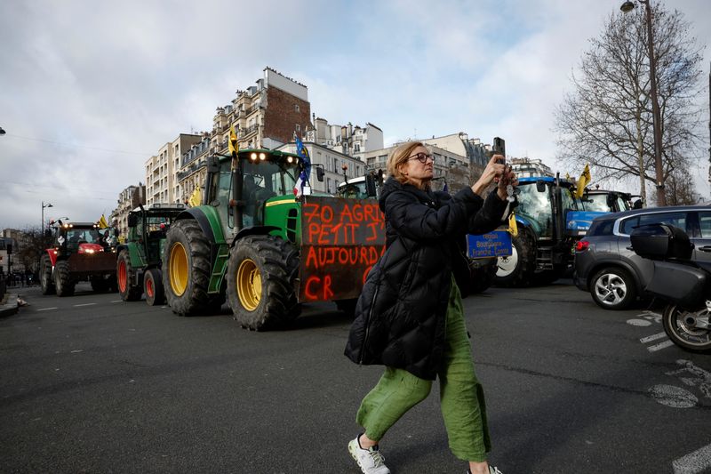 &copy; Reuters. Agricultores franceses de Coordination Rural (CR) utilizan sus tractores durante una operación de marcha lenta mientras protestan antes de la inauguración de la feria agrícola de París, en París, Francia. 23 de febrero de 2024. REUTERS/Benoit Tessier