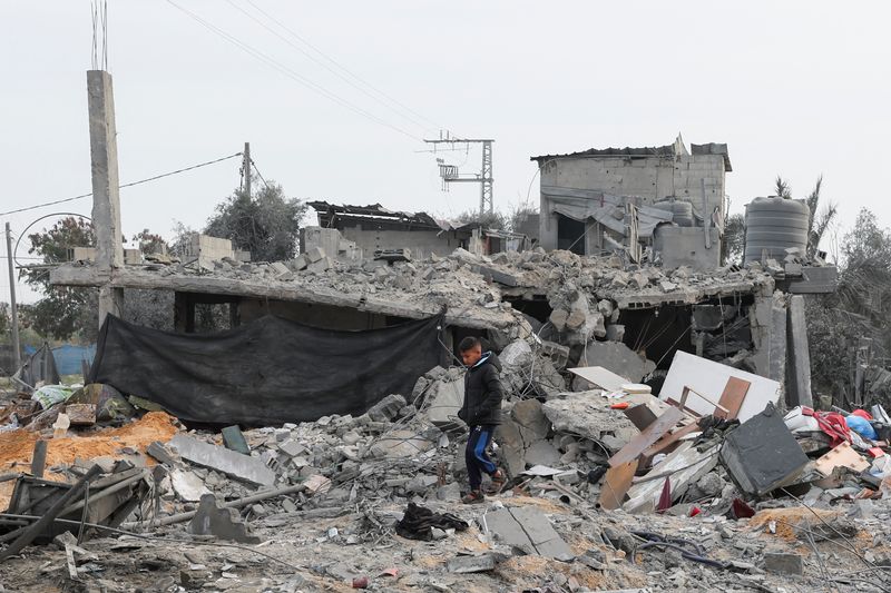 &copy; Reuters. Un niño palestino camina entre los escombros en el lugar de un ataque israelí contra una casa, en medio del conflicto en curso entre Israel y el grupo islamista palestino Hamás, en Ráfah en el sur de la Franja de Gaza 23 de febrero 2024. REUTERS/Ibrah