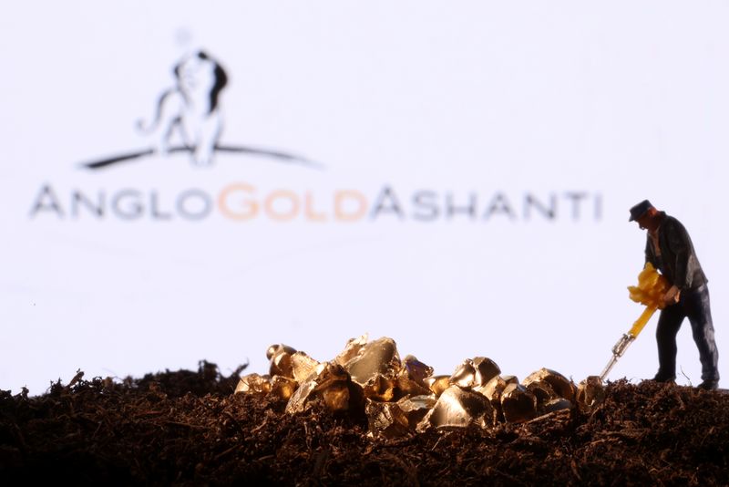 &copy; Reuters. A small toy figure and gold imitation are seen in front of the AngloGold Ashanti logo in this illustration taken November 19, 2021. REUTERS/Dado Ruvic/Illustration