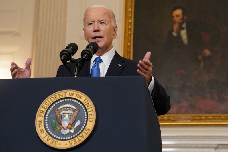 &copy; Reuters. Il presidente degli Stati Uniti Joe Biden interviene sul pacchetto di aiuti per l'Ucraina dalla sala da pranzo della Casa Bianca a Washington D.C., Stati Uniti, 13 febbraio 2024. REUTERS/Kevin Lamarque
