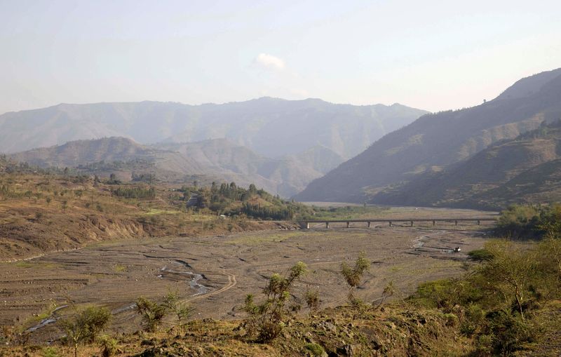 &copy; Reuters. مشهد عام لجسر يمر فوق أحد الأنهار الجافة بإقليم أمهرة شمالي إثيوبيا. الصورة من أرشيف رويترز 