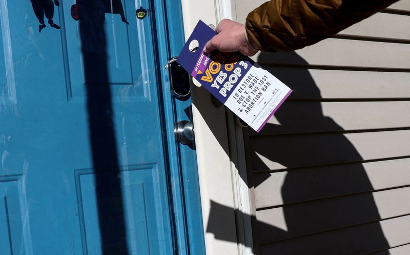 &copy; Reuters. FILE PHOTO: Canvassers in support of abortion rights knock on doors ahead of the midterm election in Dewitt, Michigan, U.S., November 7, 2022. REUTERS/Evelyn Hockstein