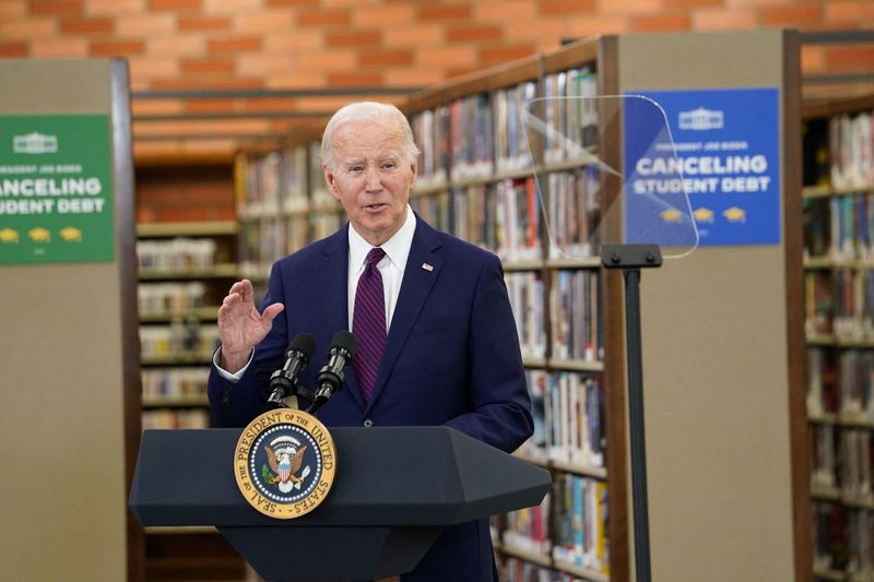 &copy; Reuters. Foto del miércoles del Presidente de EEUU Joe Biden hablando en un evento em la Culver City Julian Dixon Library, en Culver City, California
Feb 21, 2024. REUTERS/Kevin Lamarque