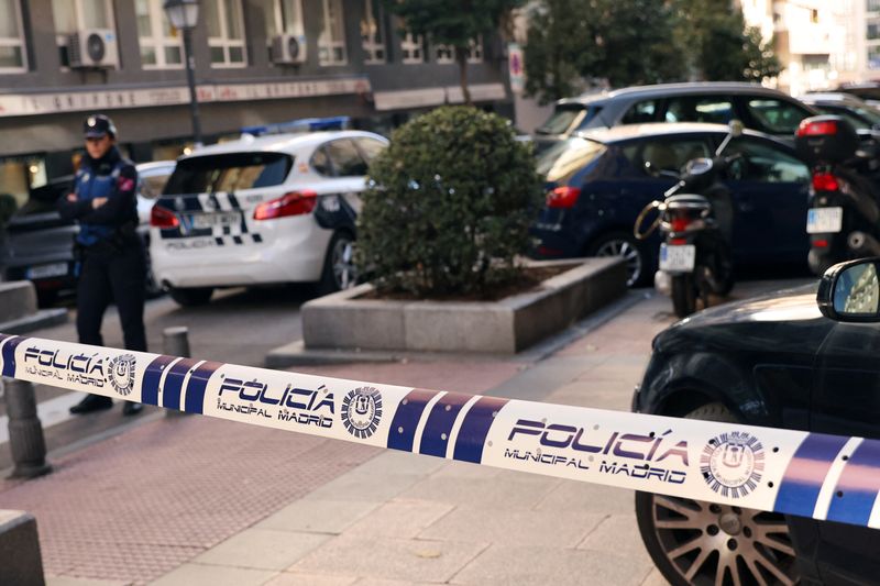 &copy; Reuters. FOTO DE ARCHIVO: La policía trabaja en el lugar donde Alejo Vidal-Quadras, ex jefe del Partido Popular de España en la región de Cataluña, recibió un disparo en la cara, en Madrid, España, 9 de noviembre de 2023. REUTERS/Nacho Doce