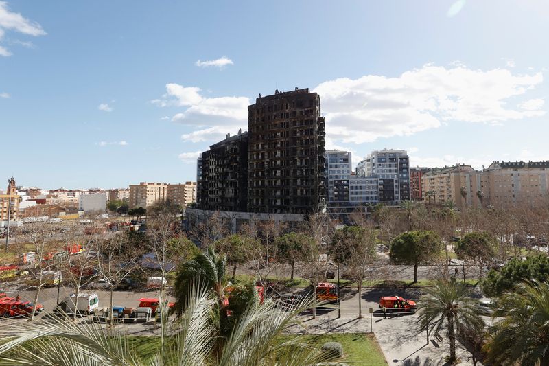 © Reuters. Camiones de bomberos en el lugar de un incendio en un edificio de apartamentos en Valencia, España. 23 de febrero de 2024. REUTERS/Eva Manez