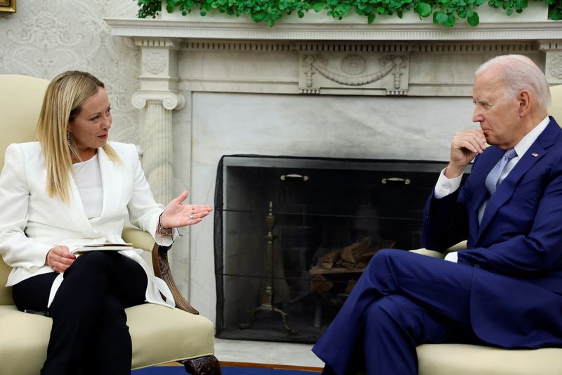 &copy; Reuters. Il presidente degli Stati Uniti Joe Biden accoglie la premier Giorgia Meloni nello Studio Ovale della Casa Bianca, a Washington, 27 luglio 2023. REUTERS/Jonathan Ernst