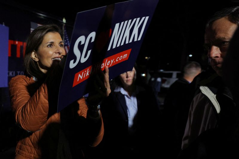 &copy; Reuters. Republican presidential candidate and former U.S. Ambassador to the United Nations Nikki Haley autographs a campaign sign for an audience member at a campaign stop in Myrtle Beach, South Carolina, U.S., February 22, 2024. REUTERS/Brian Snyder