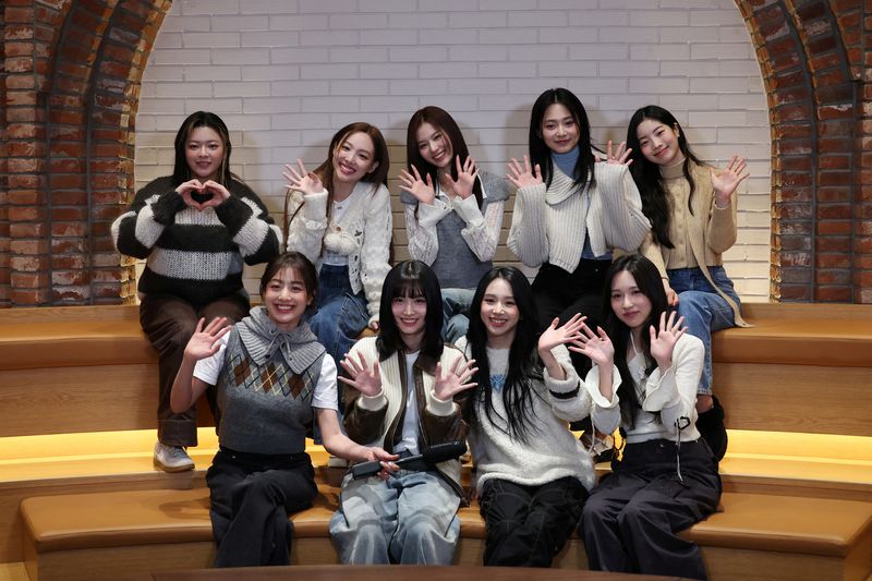 &copy; Reuters. Integrantes do grupo feminino de K-pop TWICE posam para fotos durante entrevista à Reuters em Seul
29/01/2024
REUTERS/Kim Hong-Ji