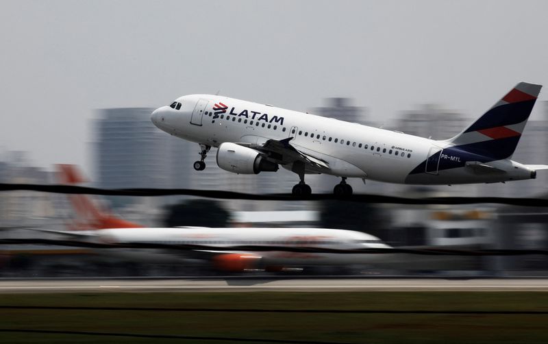 &copy; Reuters. FILE PHOTO: A LATAM Airlines Brasil Airbus A319-100 plane takes off from Congonhas airport in Sao Paulo, Brazil December 19, 2017. REUTERS/Nacho Doce/File Photo