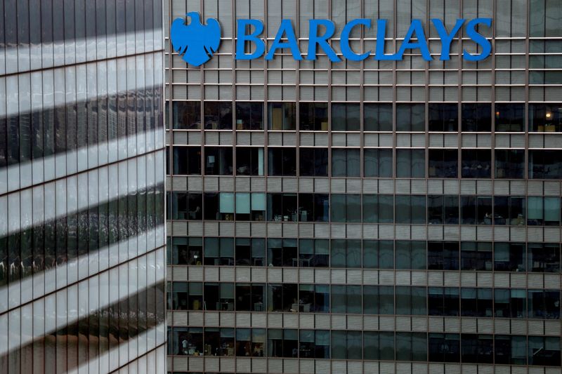 © Reuters. FILE PHOTO: A Barclays bank building is seen at Canary Wharf in London, Britain May 17, 2017. REUTERS/Stefan Wermuth//File Photo