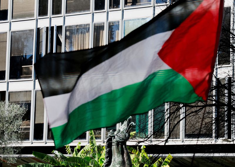 &copy; Reuters.  العلم الفلسطيني يرفرف في مقر هيئة الإذاعة الحكومية الإيطالية (راي) خلال احتجاج على تغطيتها للصراع بين إسرائيل وحركة المقاومة الإسلامية (حم