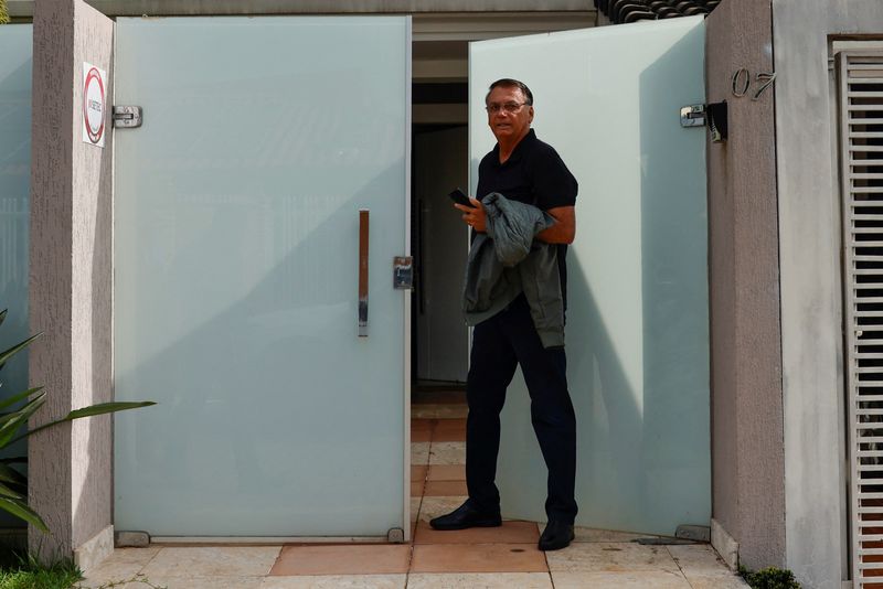 &copy; Reuters. Ex-presidente Jair Bolsonato na porta de sua casa em Brasília
22/02/2024
REUTERS/Adriano Machado