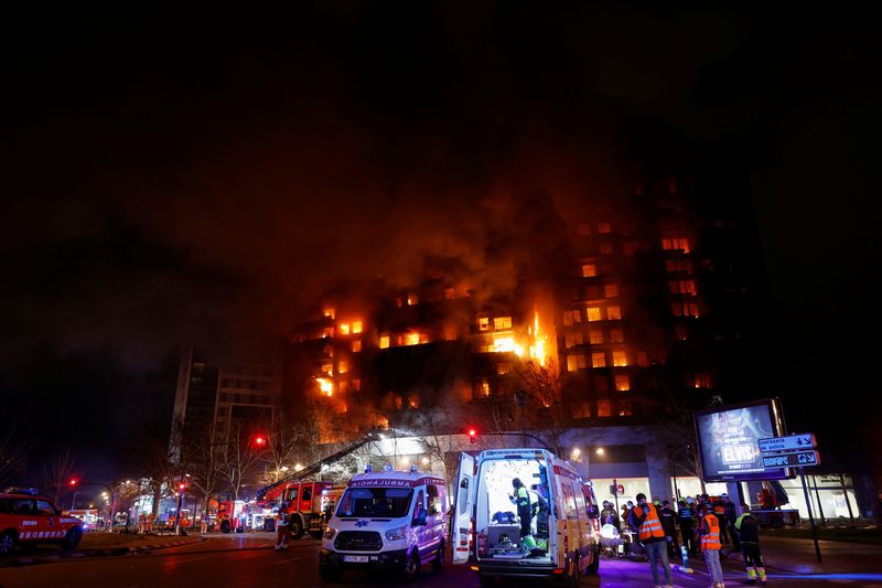 &copy; Reuters. أطقم خدمات الطوارئ تعمل في موقع حريق اندلع في مبنى سكني في مدينة بلنسية بإسبانيا يوم الخميس. تصوير: إيفا مانيس - رويترز.
