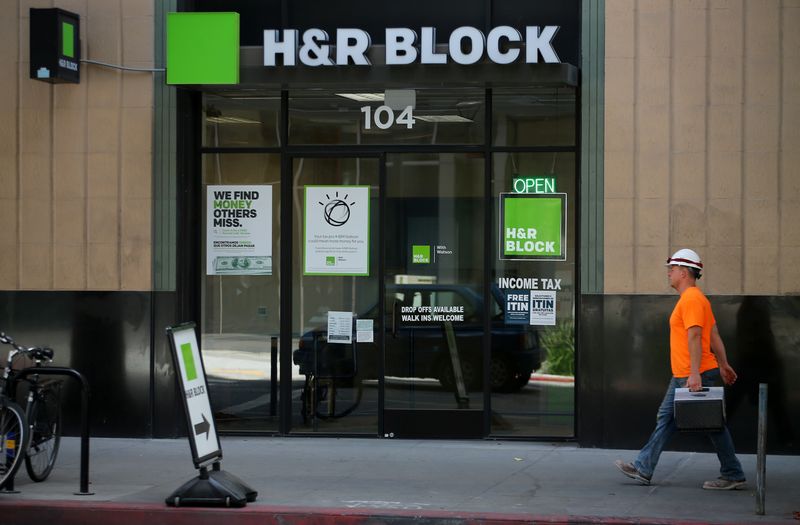 &copy; Reuters. A construction worker walks past a H&R Block tax office in Los Angeles, California, U.S., April 26, 2017.  REUTERS/Mike Blake/File Photo